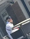 Pyhimys oli allasvahtina sivussa, kun hänen lapsensa lähtivät polskimaan.