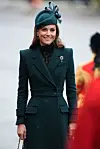 Päivällä Catherine hän oli valinnut ylleen syvän smaragdinvihreän, räätälöidyn takin.