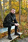 Kuvassa Ramon Daler istuu penkillä.