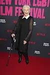 Glenn Close edusti elokuvafestivaalin punaisella matolla kävelykeppiin nojaten.