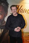 Santeri vietti lapsena paljon aikaa teatterilla, ja jo 8–9-vuotiaana hän alkoi pyörimään kaupungilla kavereiden kanssa iltamyöhään asti.