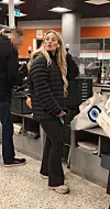 Jenni oli pukeutunut kauppareissulleen arkiseen tummanpuhuvaan syystyyliin.