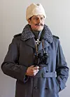 Lauri Kortelainen hyppää Carl Gustaf Emil Mannerheimin jättimäisiin saappaisiin.