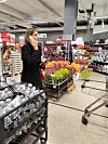 Lukija kertoo Jasminen pyyhältäneen ämpärijonon ohi.