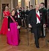 Kuningatar Sonja ja kuningas Harald suurkäräjien juhlaillallisella linnassa vuonna 2025. Taustalla nykyinen kuningaspari Mette-Marit ja Haakon.