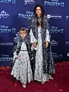 Selena Gomez edusti pikkusiskonsa Grace Teefeyn kanssa Frozen 2 -elokuvan ensi-illassa Hollywoodissa marraskuussa 2019.
