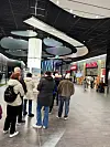 Pitkä jono mutkitteli Askon edustalla jo hyvän aikaa ennen Lahden myymälän aukeamista.