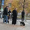 Juuso Köpi Kallio ja Jenni Poikelus kävivät syyskävelyllä koiran kanssa.