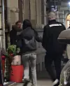 Kuvassa nainen ja Ramon Daler menevät ravintolaan.