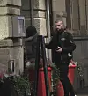 kuvassa Ramon daler menee ravintolaan.