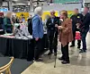 Pena vaikutti statistilta, kun Tarja ja sinitakkimies jutustelivat.