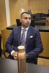 Makwan Amirkhani saapui rauhallisena oikeuteen 26.10.2026. Amirkhani on asiassa vastaajana.