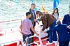 Prinsessa Sofia kiipeämässä kaiteen yli. Taustalla kuningas Felipe ja kuningatar Letizia.