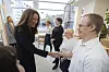Suzanne tervehti jämäkästi jokaista työntekijää. Yhteiskuville ei kuitenkaan ollut saapuessa aikaa.