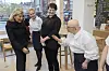 Herttuatar Sophie jutteli iloisesti häntä vastassa olleiden kahvilatyöntekijöiden kanssa.