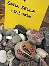 'Kiitos Sella' ja 'Ikuisesti' lukivat kivissä.