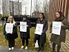 Käräjäoikeuden edessä nähtiin maanantaina harvinainen mielenilmaus, kun Vendin sisko (vas.) ja täti (toinen vas.) sekä kaksi muuta naista ilmaisivat tukensa Mira Luodille.