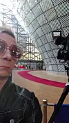 Liisa Akimofia itseään ei juuri dokumentissa nähdä. Kuvassa hän on dokumentin teossa Brysselissä. Slipping and sliding Oy.