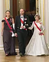 Kruununprinsessa Ingrid Alexandra, kuningas Haakon ja kuningatar Sonja suurkäräjien illalllisella 22.10.2026