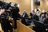 Kuvassa näkyy, kuinka valokuvaaja on nostanut jalkansa yli Kari Uotin asettaman lepotuolin. Hetkeä myöhemmin juristi työntää miehen kauemmaksi ja samalla hän päätyy osaksi kohuotsikkoa.