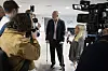 Kari Uoti liikkui oikeustalolla aluksi kahden kyynärsauvan varassa. Takana oli kivulias operaatio, sillä hän oli juuri ollut tekonivelleikkauksessa.