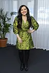 Diandra Flores poseeraa pressitilaisuudessa elokuussa 2025.