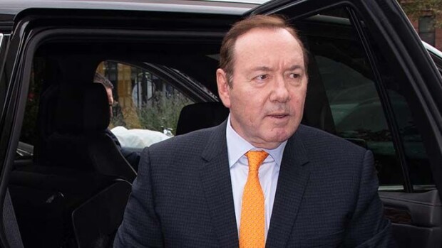 Ahdistelukanne nurin! Kevin Spaceylta 40 miljoonaa dollaria vaatineen miehen puheet todettiin ristiriitaisiksi kevin spacey