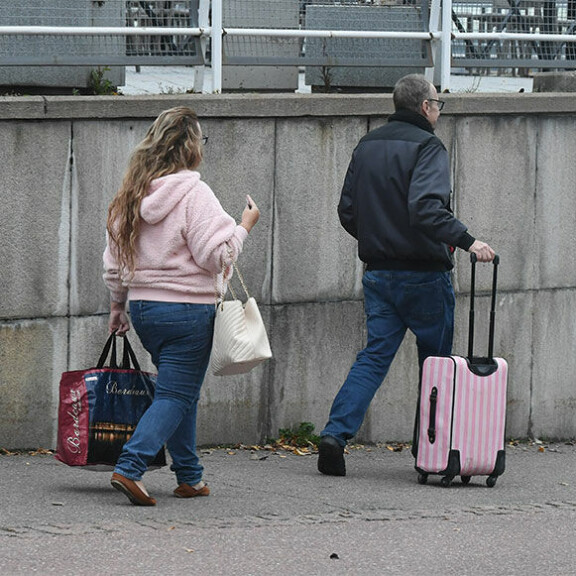 Veijo auttoi Johannaa laukkujen kanssa. veijo lalli