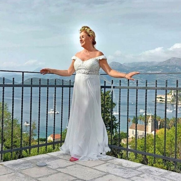 Laulajan isän juuret ovat Kroatiassa. Tässä todistajan ottama upea hääkuva morsiamesta, taustalla Dubrovnikin kuvankaunis kaupunki. Laulajan isän juuret ovat Kroatiassa. Tässä todistajan ottama upea hääkuva morsiamesta, taustalla Dubrovnikin kuvankaunis kaupunki.