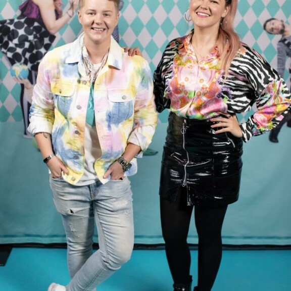 Meri ja Saara Aalto saapuivat Linnanmäen Peacock-teatterin Huvituttaako-revyyn kutsuvierasiltaan. Meri ja Saara Aalto saapuivat Linnanmäen Peacock-teatterin Huvituttaako-revyyn kutsuvierasiltaan.