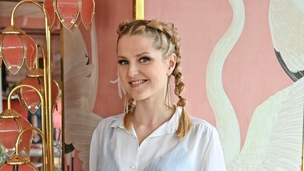 Helmi-Leena Nummela muuntautuu valkokankaalla Marjatta Raidaksi – ”Näytän ihan äidiltäni!” Helmi-Leena Nummela