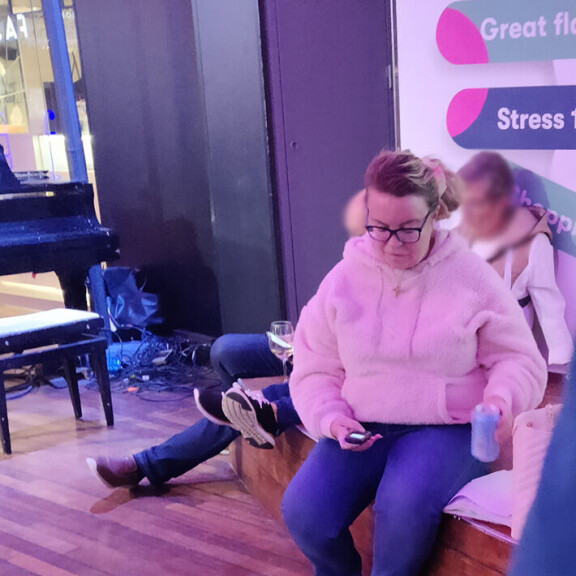 Johanna viestitteli aktiivisesti ja hörppäsi välillä lonkeroa. Johanna Tukiainen