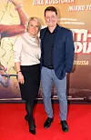 Ville Klinga saapui kutsuvieras-ensi-iltaan Jaana-vaimonsa käsipuolessa.