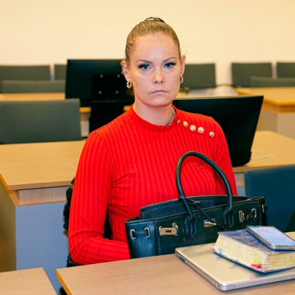 Jarna Lahdenvuo kiistää väärentäneensä Janita Lukkarisen testamentin, jossa luki muun muassa, että Jarna ja hänen tyttärensä perisivät kaikki Janitan vaatteet ja korut. Jarna Lahdenvuo kiistää väärentäneensä Janita Lukkarisen testamentin, jossa luki muun muassa, että Jarna ja hänen tyttärensä perisivät kaikki Janitan vaatteet ja korut.