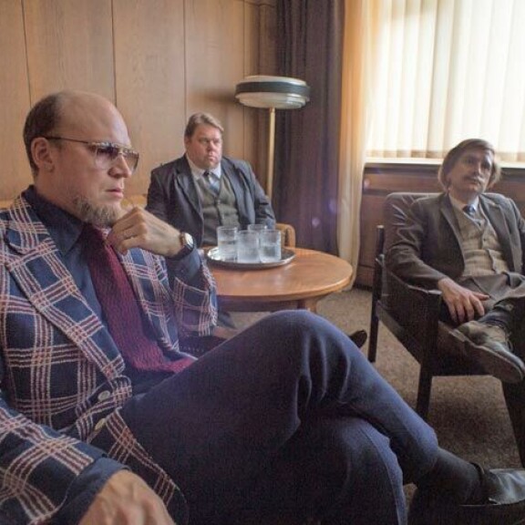 Spede-elokuvan nimiroolissa nähdään Riku Nieminen, Simo Salmisena Mikkö Töyssy ja Ere Kokkosena Joonas Nordman. Spede-elokuvan nimiroolissa nähdään Riku Nieminen, Simo Salmisena Mikkö Töyssy ja Ere Kokkosena Joonas Nordman.