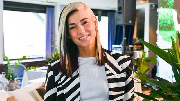 Jannika B:n karmea yö vastasyntyneen vauvan kanssa! Kirja: istui kotona puukko kädessä jannika b