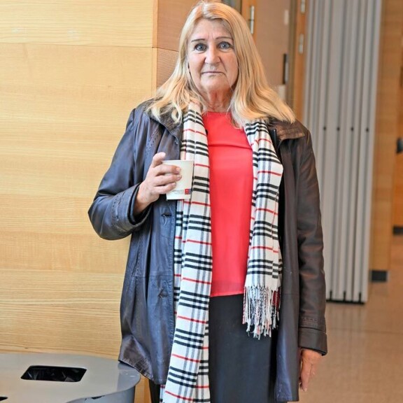 Johanna äidin Marja Tukiaisen välit tyttären kanssa ovat erittäin tulehtuneet. Marja-äiti sanoi oikeudessa, että Johanna on alkoholisti. Marja kommentoi kohua Seiskalle paikan päällä. Johanna äidin Marja Tukiaisen välit tyttären kanssa ovat erittäin tulehtuneet. Marja-äiti sanoi oikeudessa, että Johanna on alkoholisti. Marja kommentoi kohua Seiskalle paikan päällä.