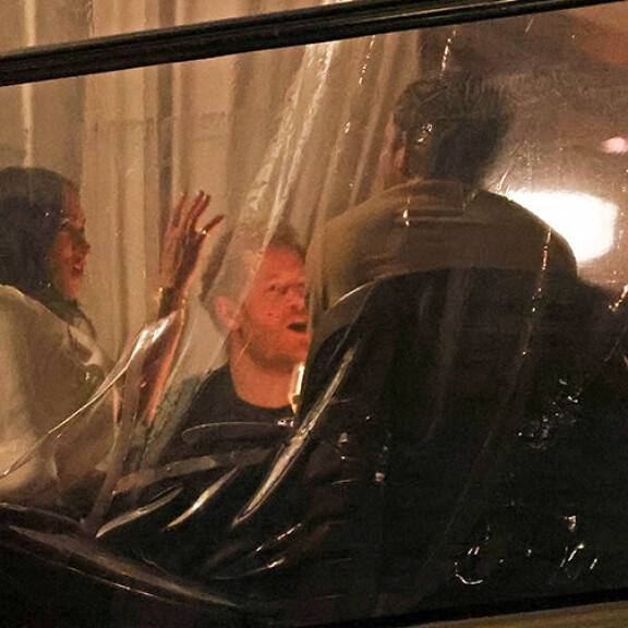Viime helmikuussa Harry ja Meghan illallistivat Santa Barbarassa prinsessa Eugenien ja tämän puolison Jack Brooksbankin kanssa. Huhujen mukaan paparazzikuvaus oli sovittu herttuaparin kanssa etukäteen. Sussexin herttuapari Harry ja Meghan sekä prinsessa Eugenie ja Jack Brooksbank