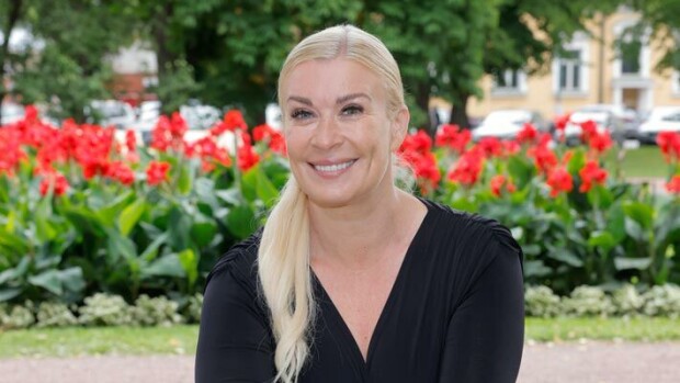 Kyyhkyläiset kaupoilla! Uutisankkuri Kirsi Alm-Siira näyttäytyi miesseurassa – kuva Kirsi Alm-Siira