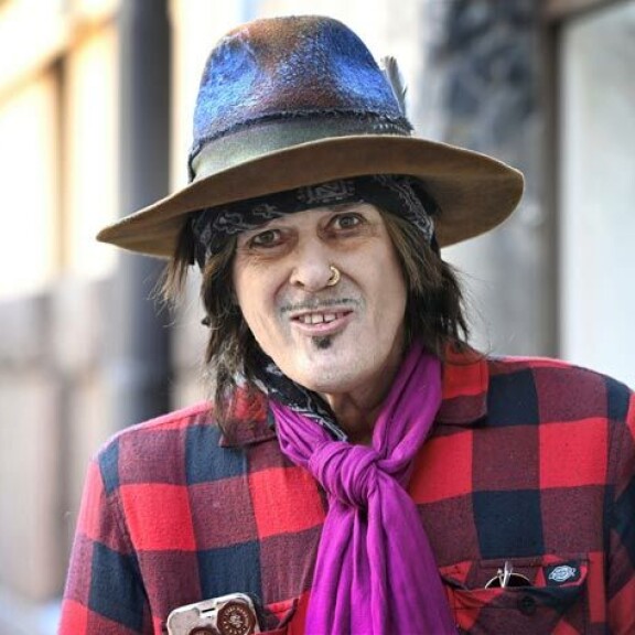 Tiistaina 60 vuotta täyttänyt rock-legenda Andy McCoy vietti merkkipäiväänsä lähiystävien kanssa kotikulmillaan. Tiistaina 60 vuotta täyttänyt rock-legenda Andy McCoy vietti merkkipäiväänsä lähiystävien kanssa kotikulmillaan.