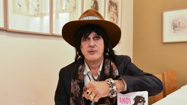Andy McCoy Hanoi Rocksin huumesekoilusta: ”Vieraannuttiin todellisuudesta” Andy McCoy