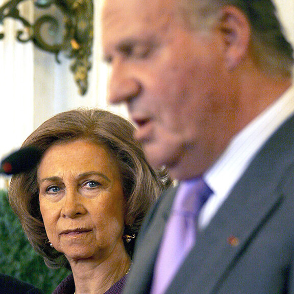 Emeritakuningatar Sofia ei ole koskaan julkisesti sanonut poikkisanaa puolisostaan, vaikka hänen kerrotaan tienneen miehensä naisseikkailuista. Espanjan kuningaspari Juan Carlos ja Sofia
