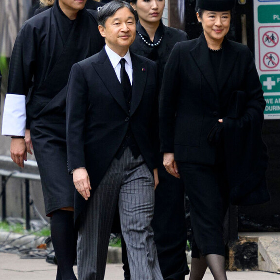 Japanin keisaripari saapui kuningatar Elisabetin siunaustilaisuuteen yhtä aikaa Bhutanin hallitsijapari Jigme Khesar Namgyal Wangchuckin ja Jetsun Peman kanssa. Japanin keisaripari Naruhito ja Masako