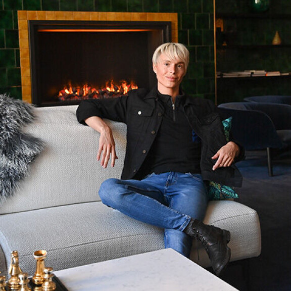 Hiustensiirtoa edeltävä puudutus on Sergeystä pitkää ja tuskallista, mutta hän aikoo pyytää itselleen tehokkaita kipulääkkeitä ennen operaatiota. Sergey Hilman