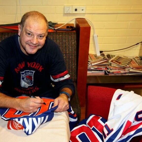 Tiki Talk! Esa Tikkanen voitti NHL:ssä viisi Stanley Cupia, niistä viimeisimmän New York Rangersissa. Tiki Talk! Esa Tikkanen voitti NHL:ssä viisi Stanley Cupia, viimeisimmän New York Rangersissa.