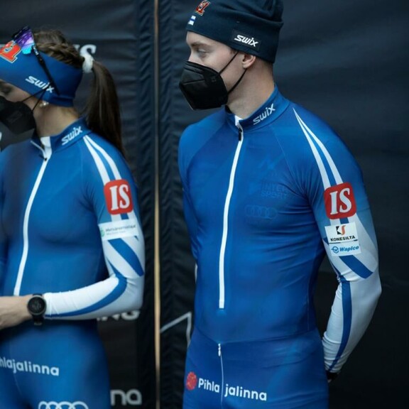 Vaasalainen sprinttiviikinki Joni Mäki ja maajoukkueen uusi kisa-asu. Vaasalainen viikinki Joni Mäki ja maajoukkueen uusi kisa-asu.