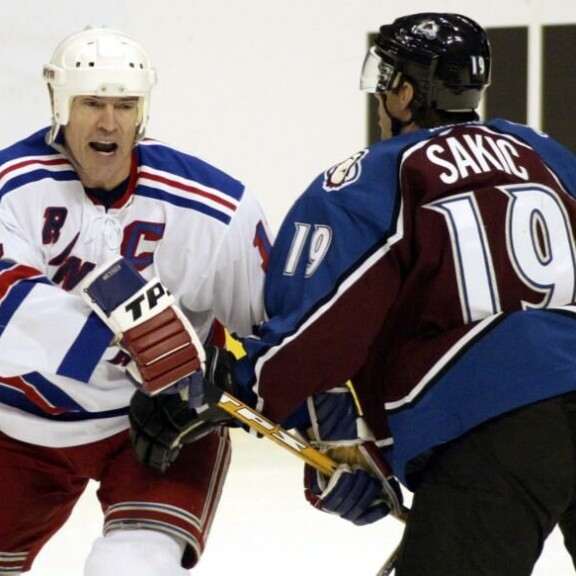 Mark Messier (vas.) viiletti Rangersin mestaruuskeväänä 1994 samassa ketjussa Esa Tikkasen kanssa. Kuvassa myös toinen elävä legenda Joe Sakic. Mark Messier viiletti mestaruuskeväänä 1994 samassa ketjussa Tikkasen kanssa. Kuvassa myös toinen legenda Joe Sakic.