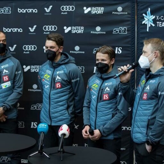 Kolminkertainen olympiavoittaja Iivo Niskanen (oik.) on kasvattanut kesän aikana muhkean takatukan. Kolminkertainen olympiavoittaja Iivo Niskanen (oik.) on kasvattanut muhkean takatukan.