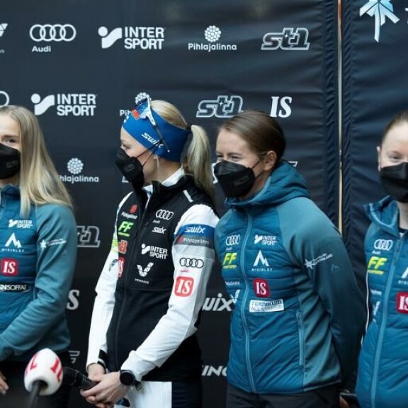 Myös hiihtomaajoukkueen toppa-asut ovat viimosen päälle tyylikkäät. Kuvassa vasemmalta oikealle Jasmi Joensuu, Anne Kyllönen, Katri Lylynperä ja Johanna Matintalo. Myös hiihtomaajoukkueen toppa-asut ovat vimosen päälle tyylikkäät.