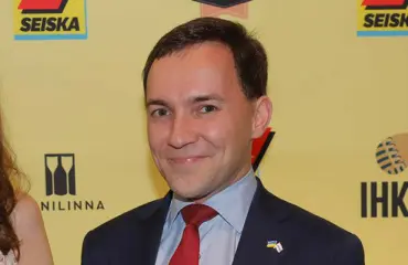 Wille Rydman esitteli Seiskan synttäreillä kauniin seuralaisensa – teki huvittavan mediapaljastuksen eduskunnasta - kuvat!